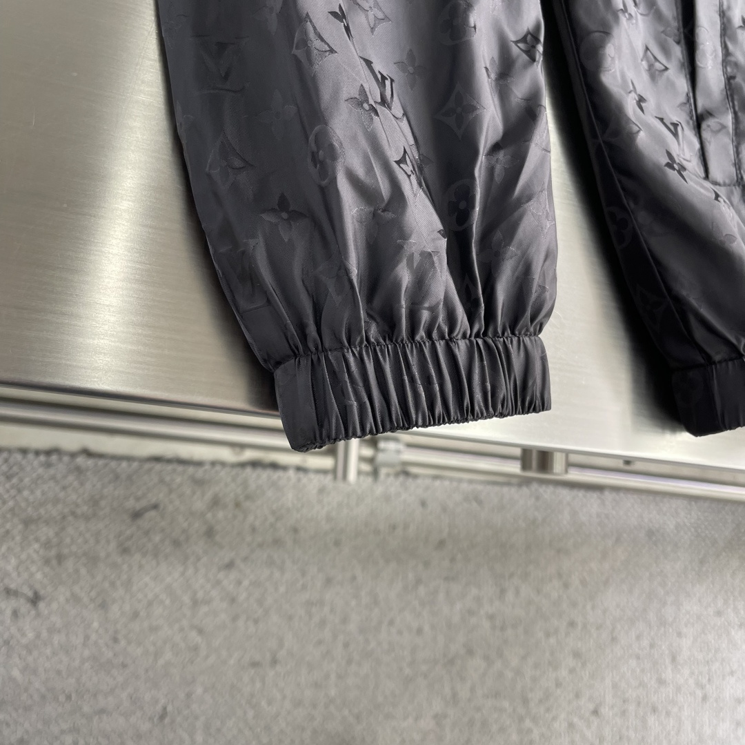 -驴牌 新款男士休闲定制双面夹克外套。穿上简约干练的休闲外套，瞬间重回时髦霸气，又是活力满满的状态。史前