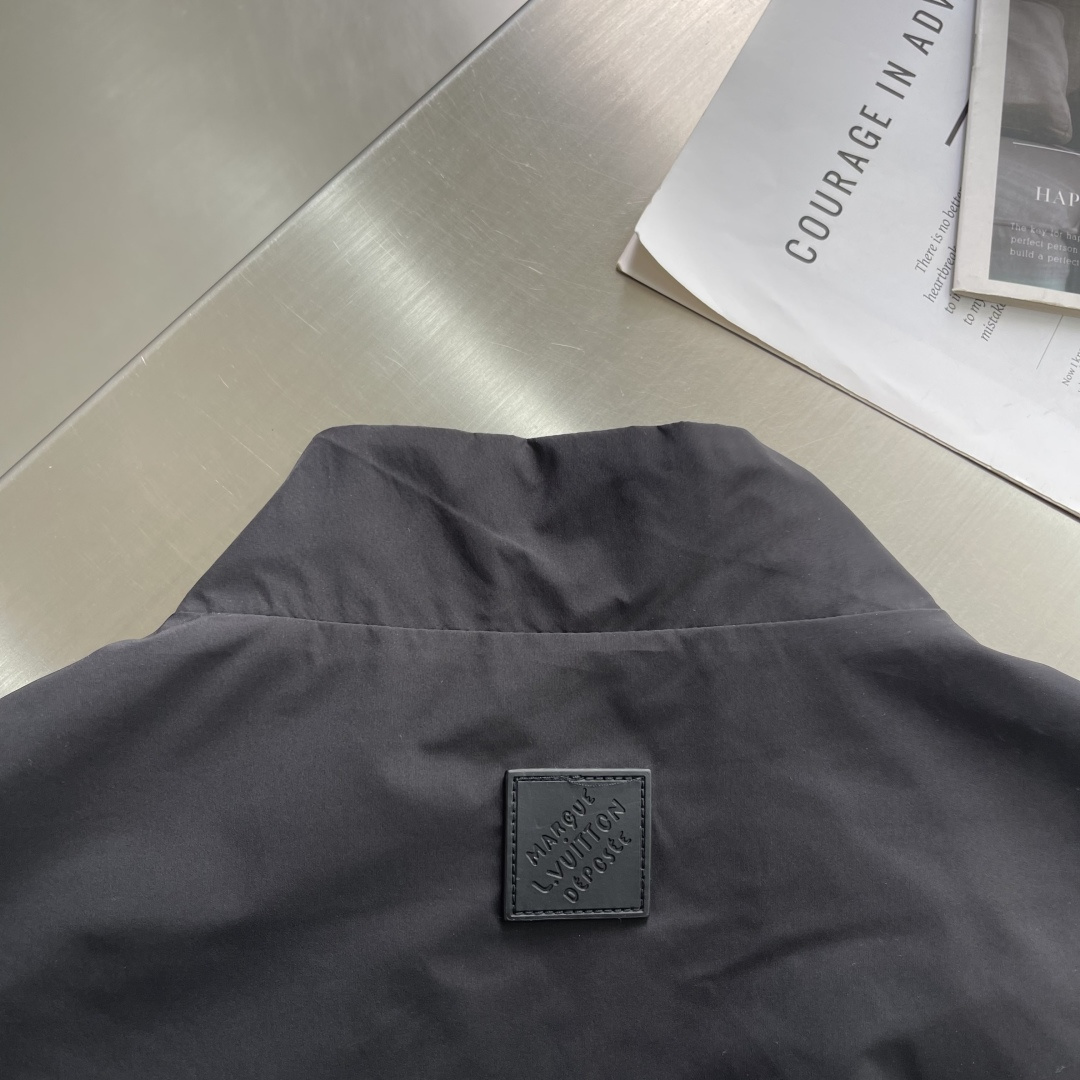 -驴牌 新款男士休闲定制双面夹克外套。穿上简约干练的休闲外套，瞬间重回时髦霸气，又是活力满满的状态。史前