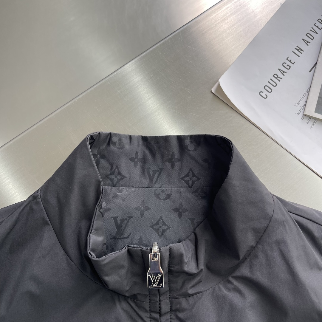 -驴牌 新款男士休闲定制双面夹克外套。穿上简约干练的休闲外套，瞬间重回时髦霸气，又是活力满满的状态。史前