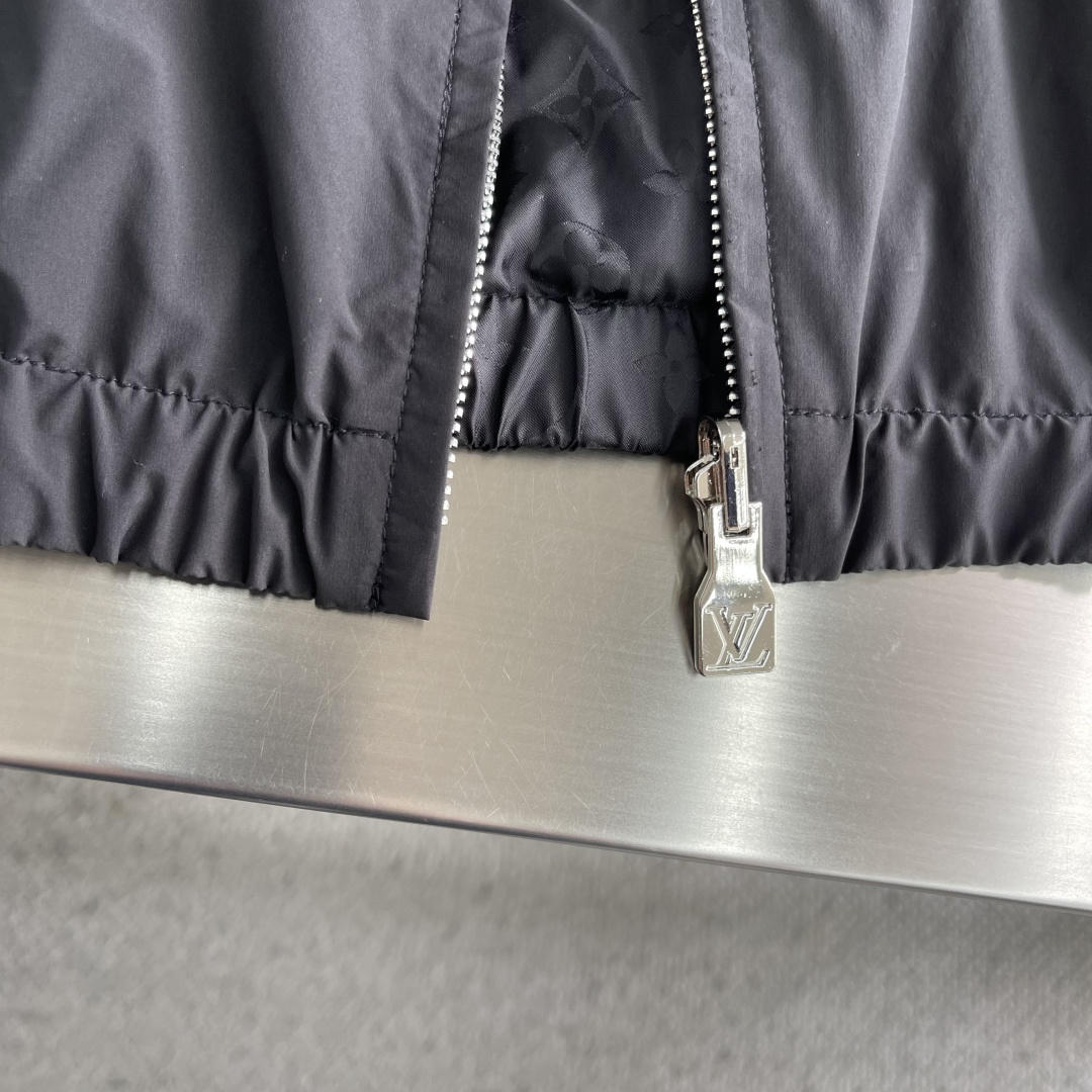 -驴牌 新款男士休闲定制双面夹克外套。穿上简约干练的休闲外套，瞬间重回时髦霸气，又是活力满满的状态。史前