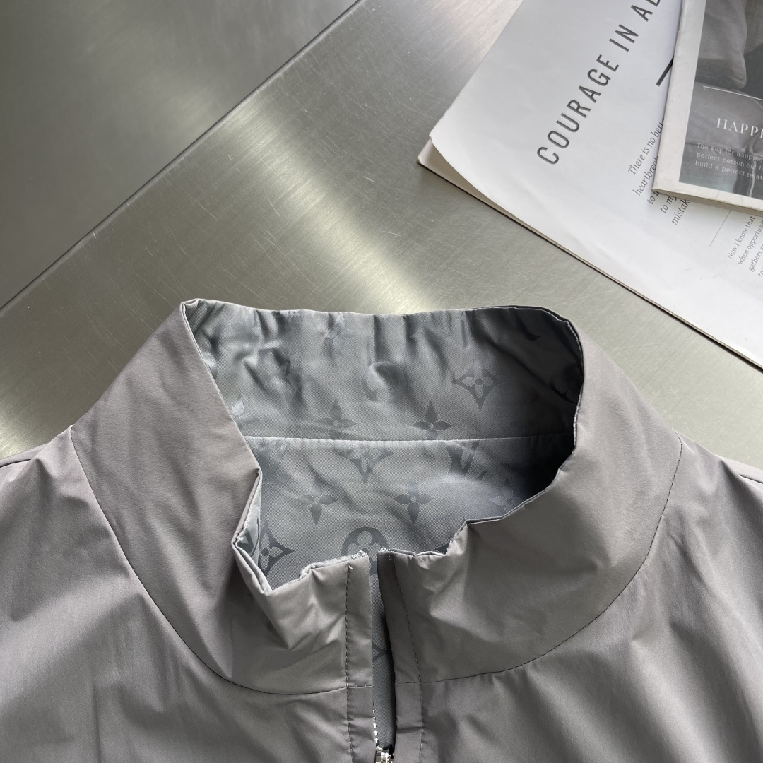 -驴牌 新款男士休闲定制双面夹克外套。穿上简约干练的休闲外套，瞬间重回时髦霸气，又是活力满满的状态。史前