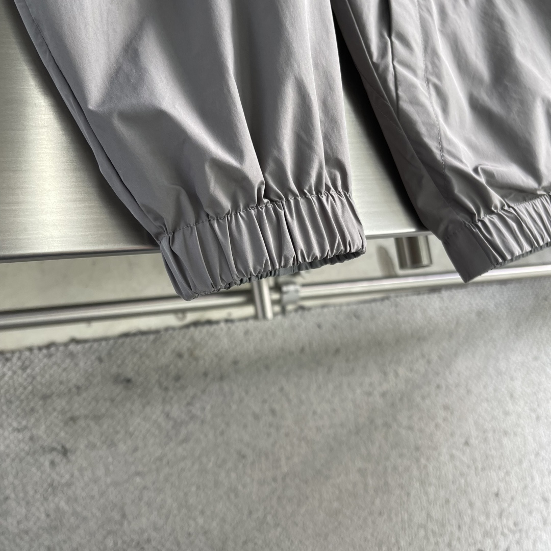 -驴牌 新款男士休闲定制双面夹克外套。穿上简约干练的休闲外套，瞬间重回时髦霸气，又是活力满满的状态。史前