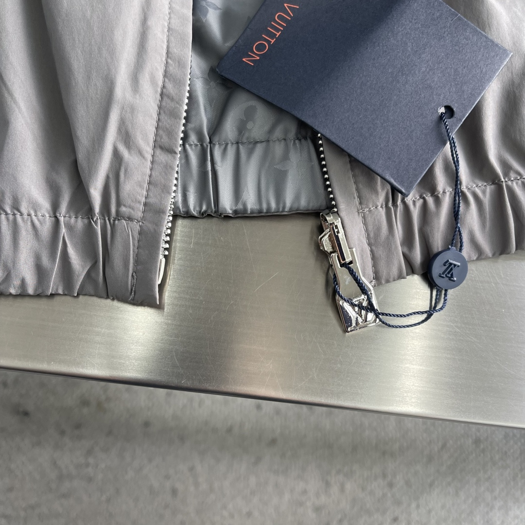 -驴牌 新款男士休闲定制双面夹克外套。穿上简约干练的休闲外套，瞬间重回时髦霸气，又是活力满满的状态。史前