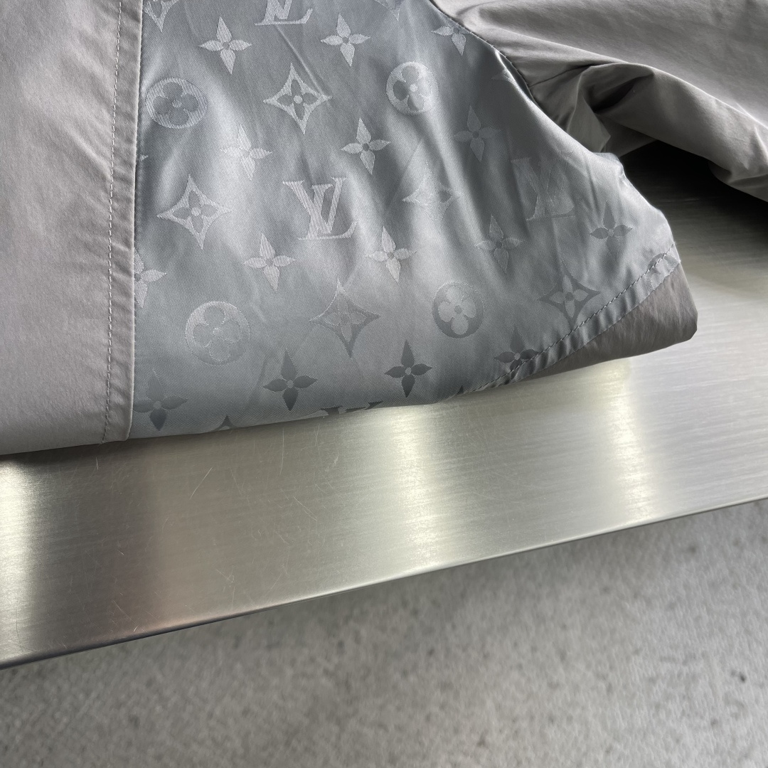 -驴牌 新款男士休闲定制双面夹克外套。穿上简约干练的休闲外套，瞬间重回时髦霸气，又是活力满满的状态。史前