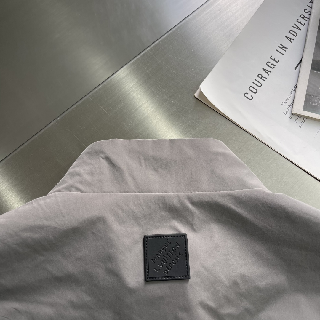 -驴牌 新款男士休闲定制双面夹克外套。穿上简约干练的休闲外套，瞬间重回时髦霸气，又是活力满满的状态。史前