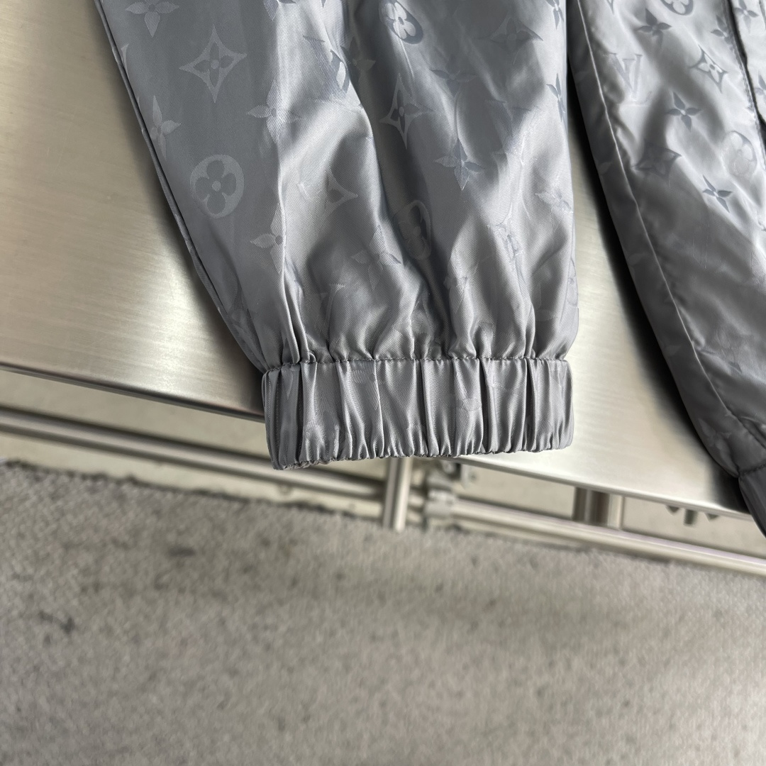 -驴牌 新款男士休闲定制双面夹克外套。穿上简约干练的休闲外套，瞬间重回时髦霸气，又是活力满满的状态。史前