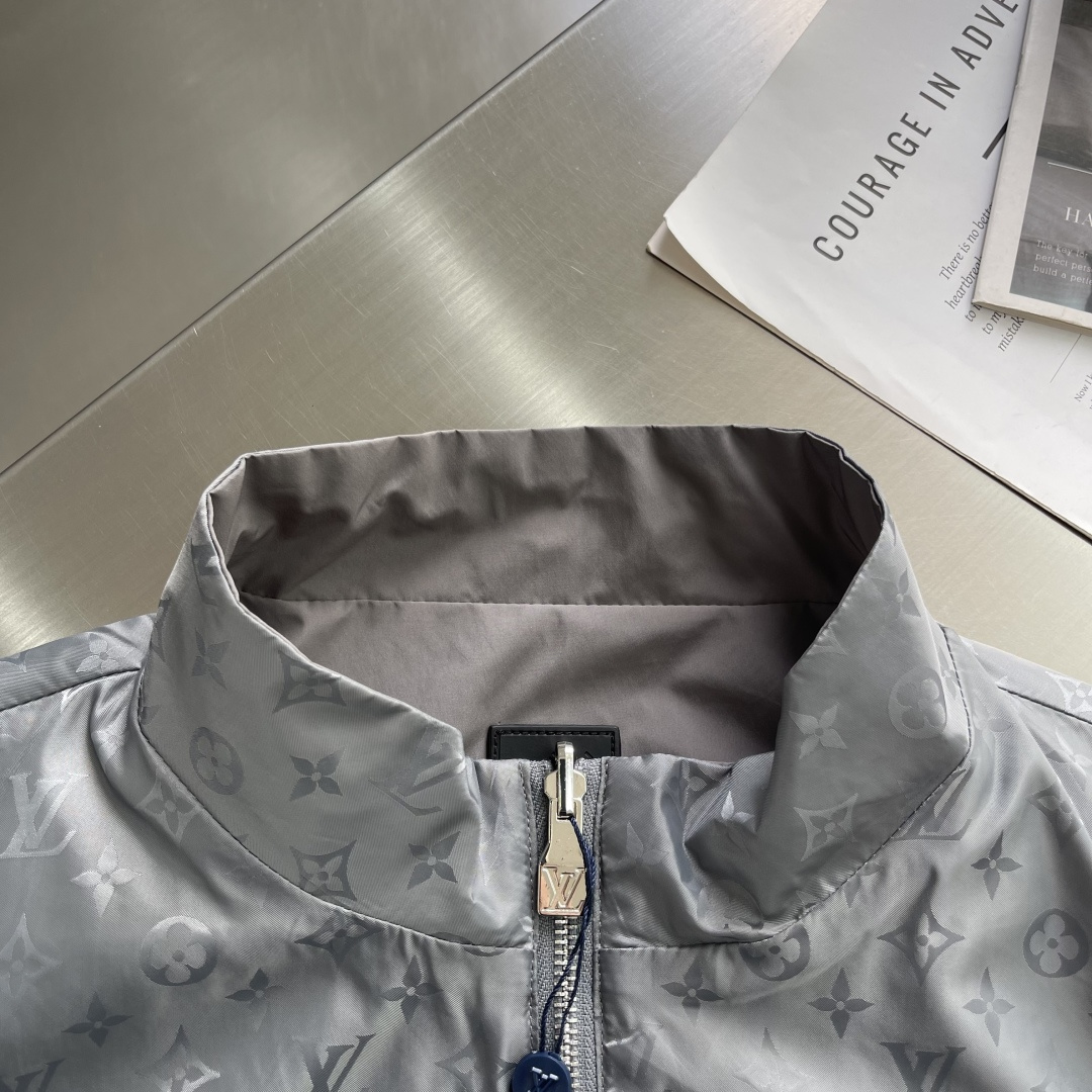 -驴牌 新款男士休闲定制双面夹克外套。穿上简约干练的休闲外套，瞬间重回时髦霸气，又是活力满满的状态。史前