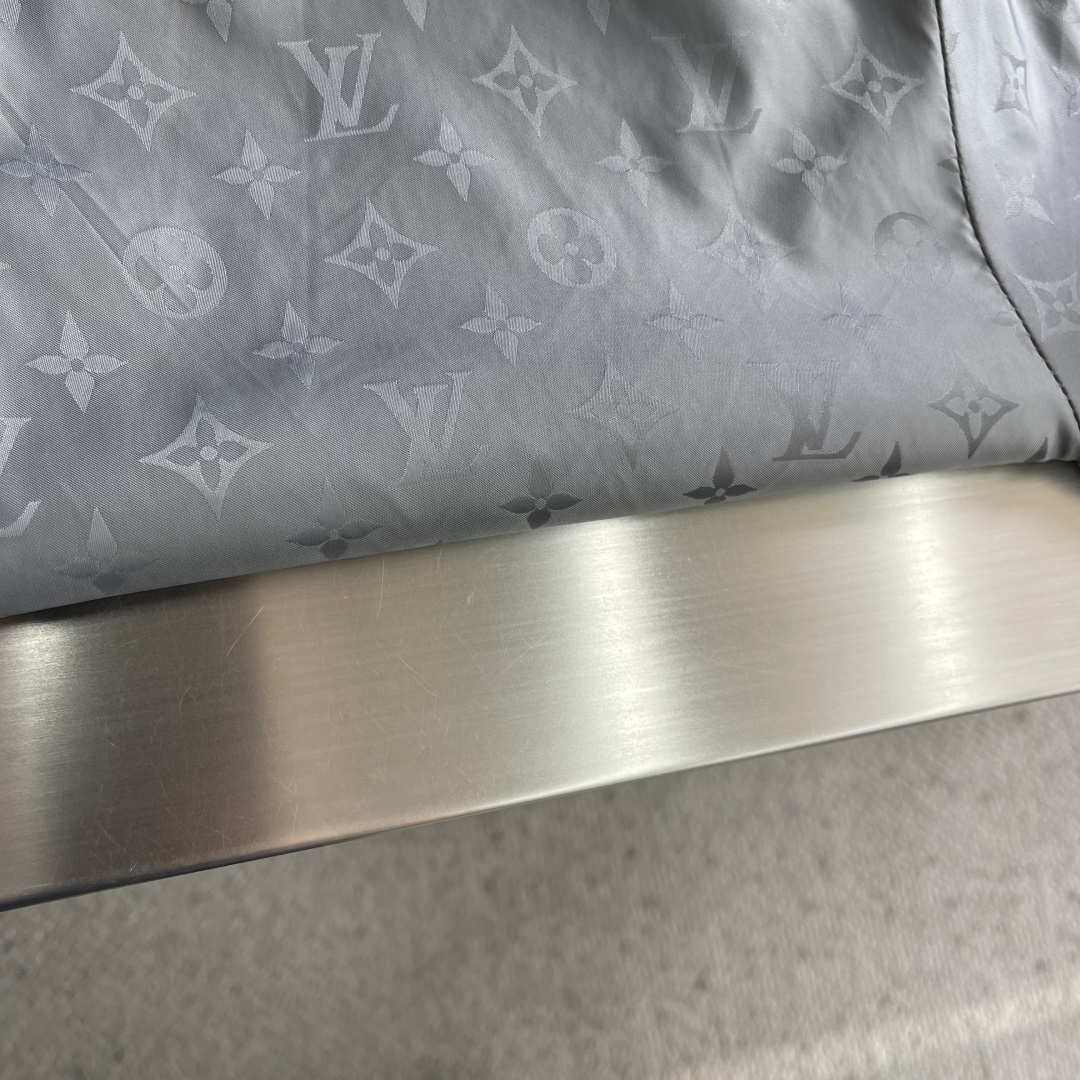 -驴牌 新款男士休闲定制双面夹克外套。穿上简约干练的休闲外套，瞬间重回时髦霸气，又是活力满满的状态。史前