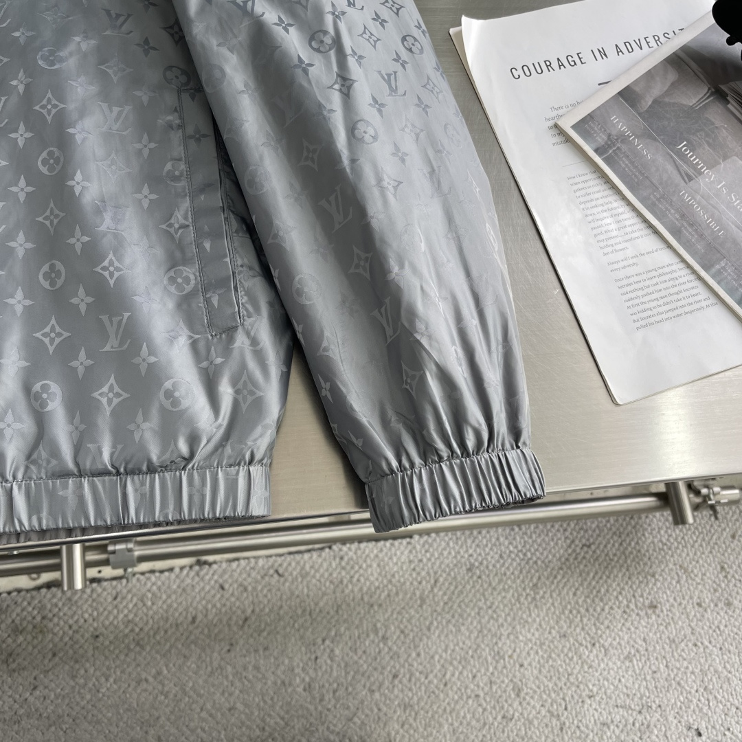 -驴牌 新款男士休闲定制双面夹克外套。穿上简约干练的休闲外套，瞬间重回时髦霸气，又是活力满满的状态。史前