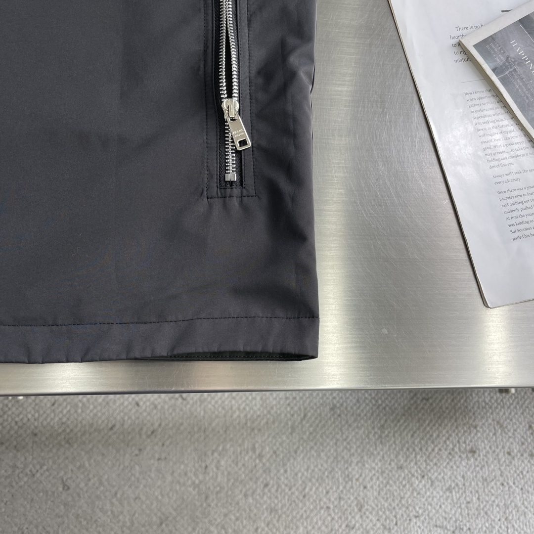 -PRAD 男士休闲定制双面马甲外套。穿上简约干练的休闲外套，瞬间重回时髦霸气，又是活力满满的状态。史前