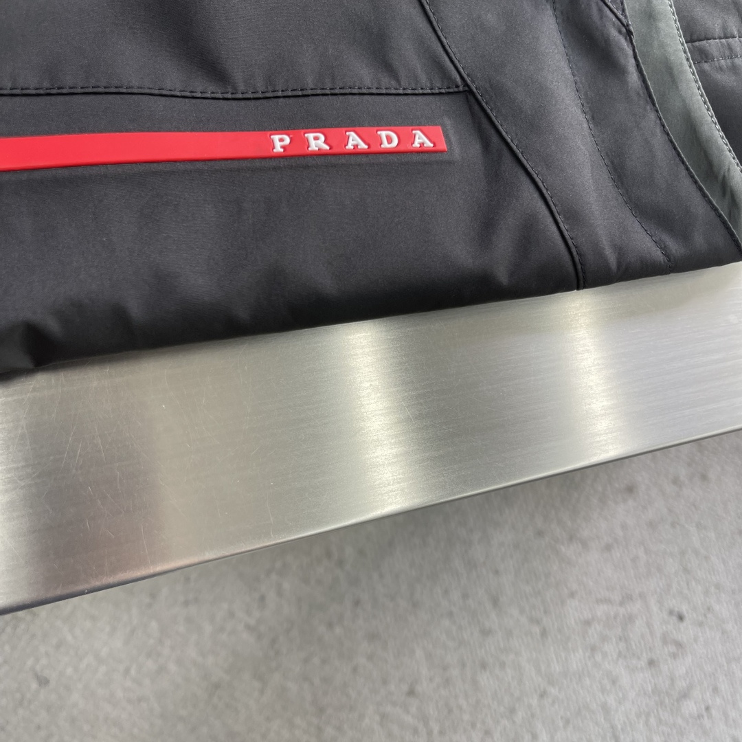 -PRAD 男士休闲定制双面马甲外套。穿上简约干练的休闲外套，瞬间重回时髦霸气，又是活力满满的状态。史前