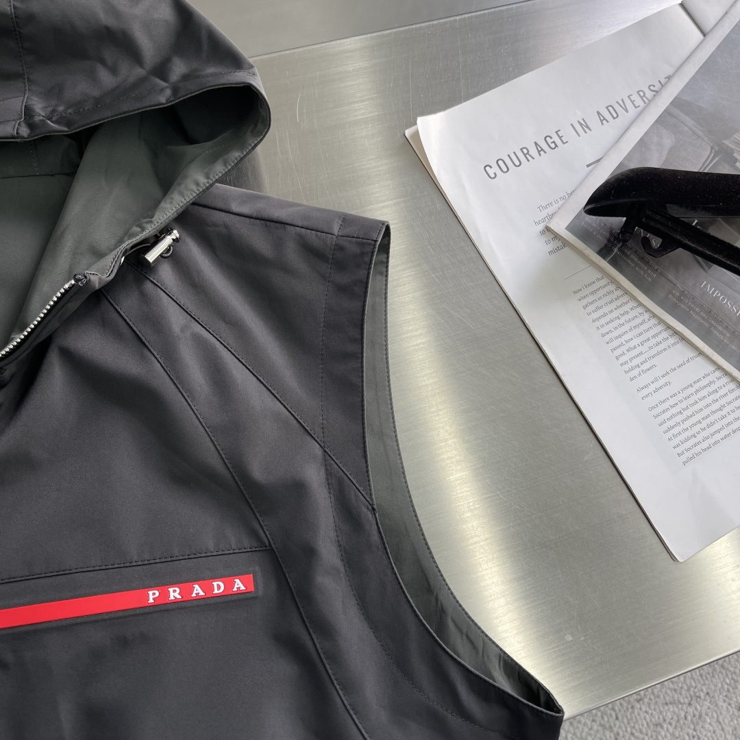 -PRAD 男士休闲定制双面马甲外套。穿上简约干练的休闲外套，瞬间重回时髦霸气，又是活力满满的状态。史前