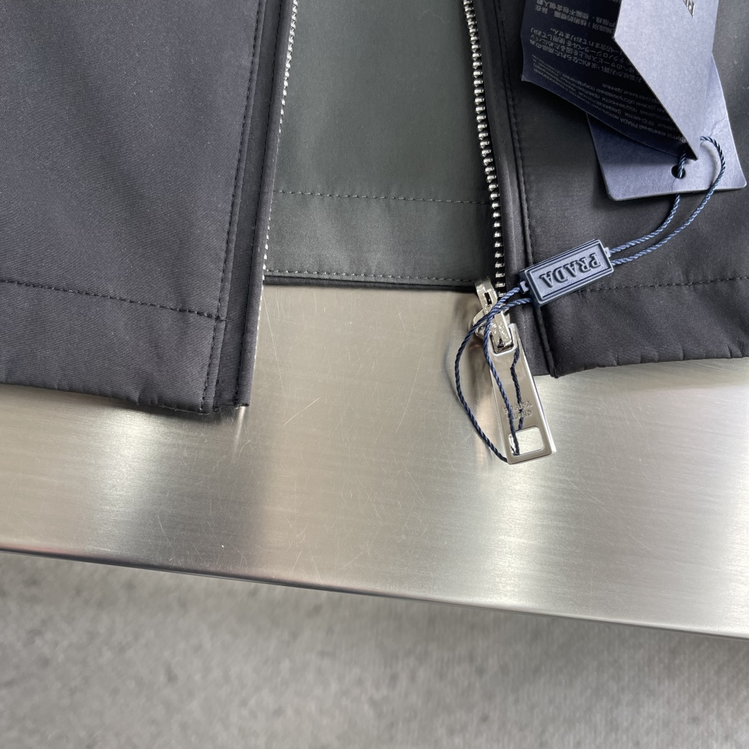 -PRAD 男士休闲定制双面马甲外套。穿上简约干练的休闲外套，瞬间重回时髦霸气，又是活力满满的状态。史前