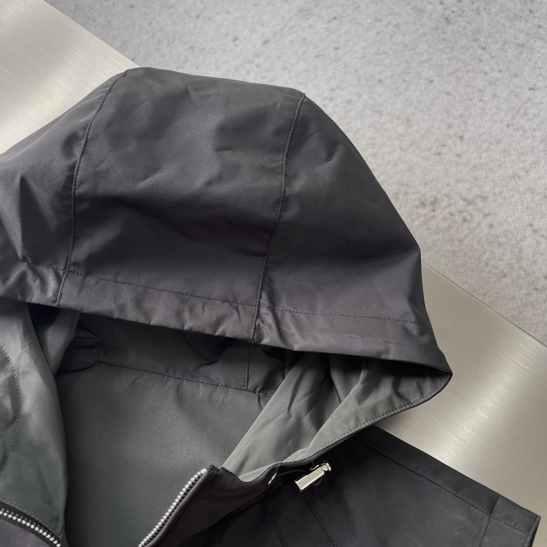 -PRAD 男士休闲定制双面马甲外套。穿上简约干练的休闲外套，瞬间重回时髦霸气，又是活力满满的状态。史前