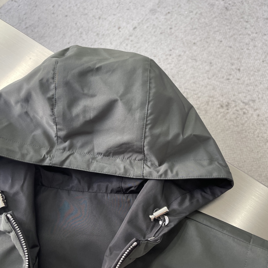 -PRAD 男士休闲定制双面马甲外套。穿上简约干练的休闲外套，瞬间重回时髦霸气，又是活力满满的状态。史前