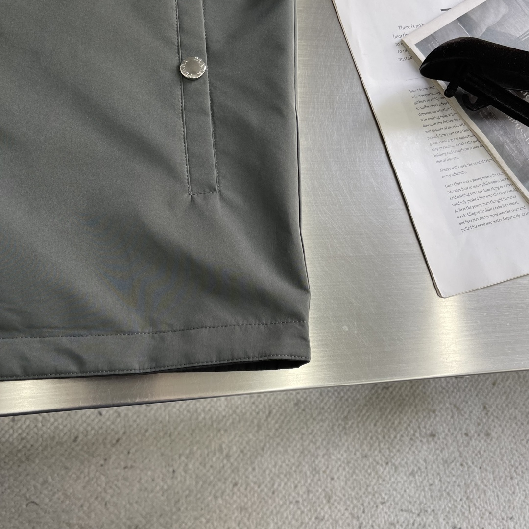 -PRAD 男士休闲定制双面马甲外套。穿上简约干练的休闲外套，瞬间重回时髦霸气，又是活力满满的状态。史前