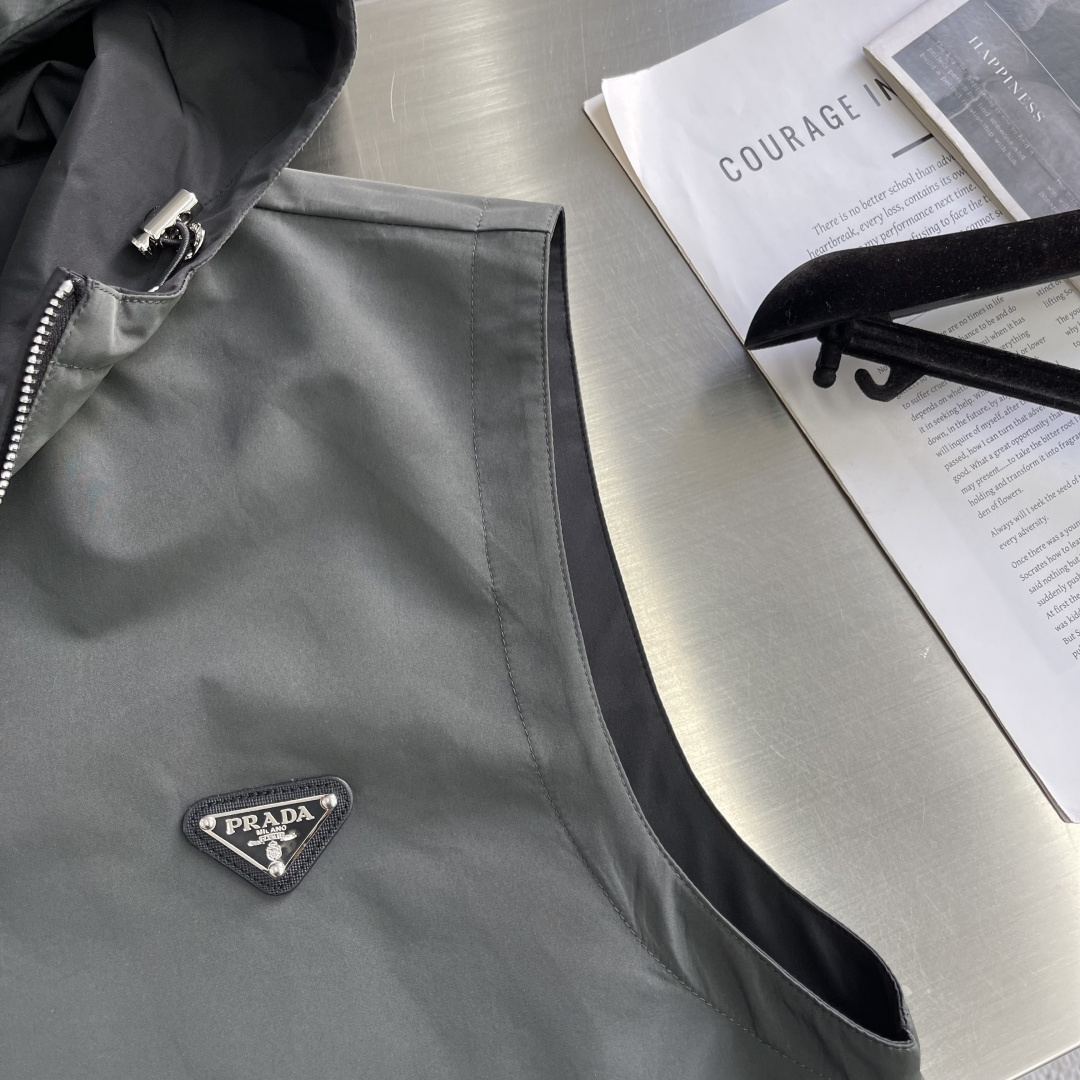 -PRAD 男士休闲定制双面马甲外套。穿上简约干练的休闲外套，瞬间重回时髦霸气，又是活力满满的状态。史前