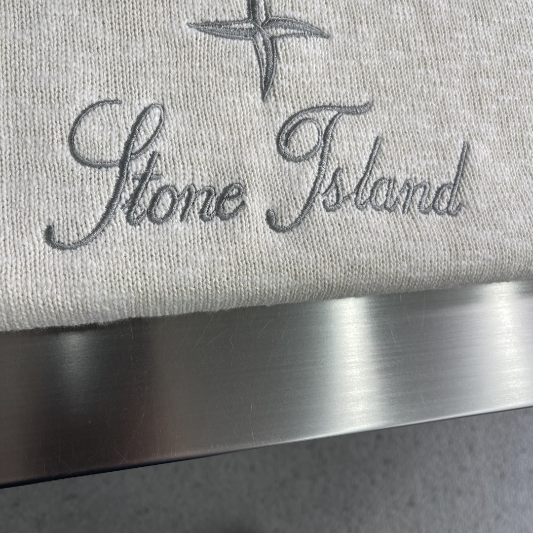 -STONE ISLAND 假日限定 胸前logo刺绣针织毛衣面料：羊毛混纺面料尺码：S-M-L-XL这