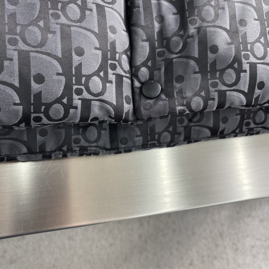 -Dio 25fw新款羽绒背心 黑色棉质混纺面料 Oblique 印花这款羽绒背心突显 Dior 经典的