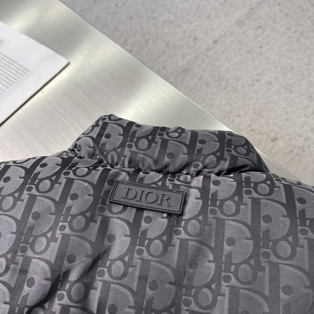 -Dio 25fw新款羽绒背心 黑色棉质混纺面料 Oblique 印花这款羽绒背心突显 Dior 经典的