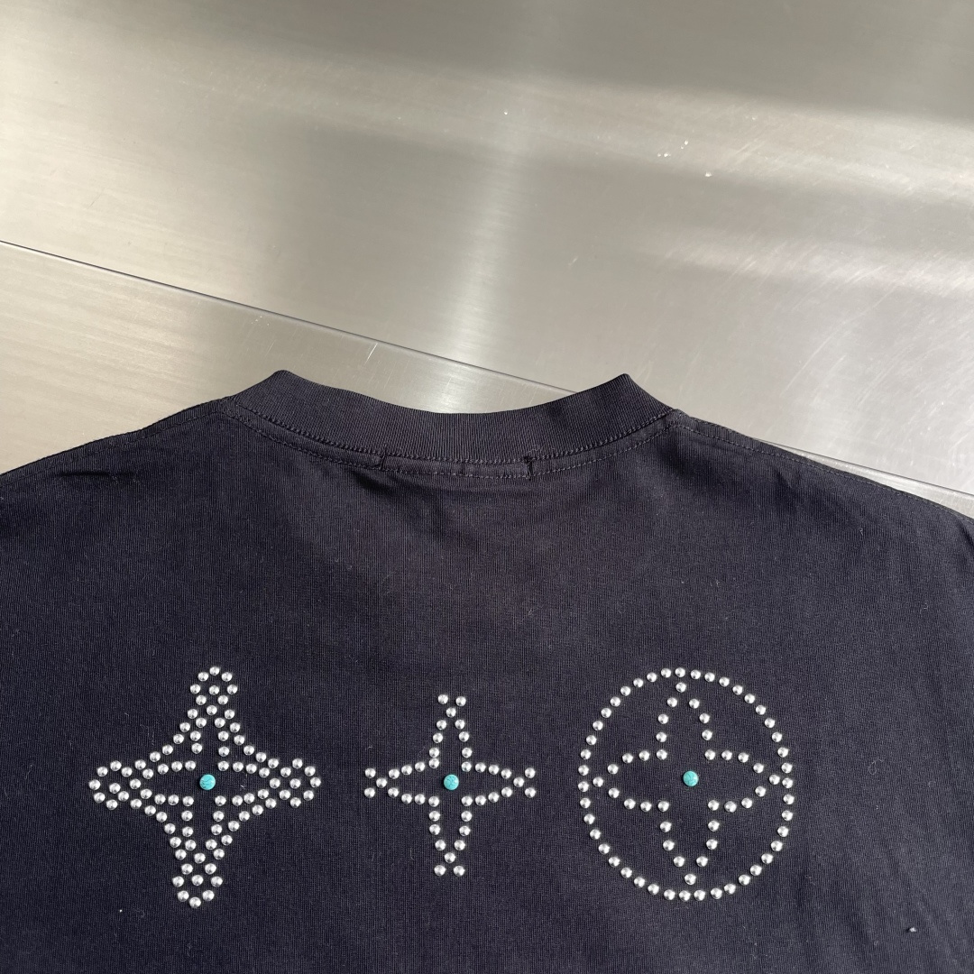 -驴牌 2025fw新款T恤，绿松切片配以莹亮珠片于胸前，后幅三花四叶草图案彰显品牌调性，300克纯棉面