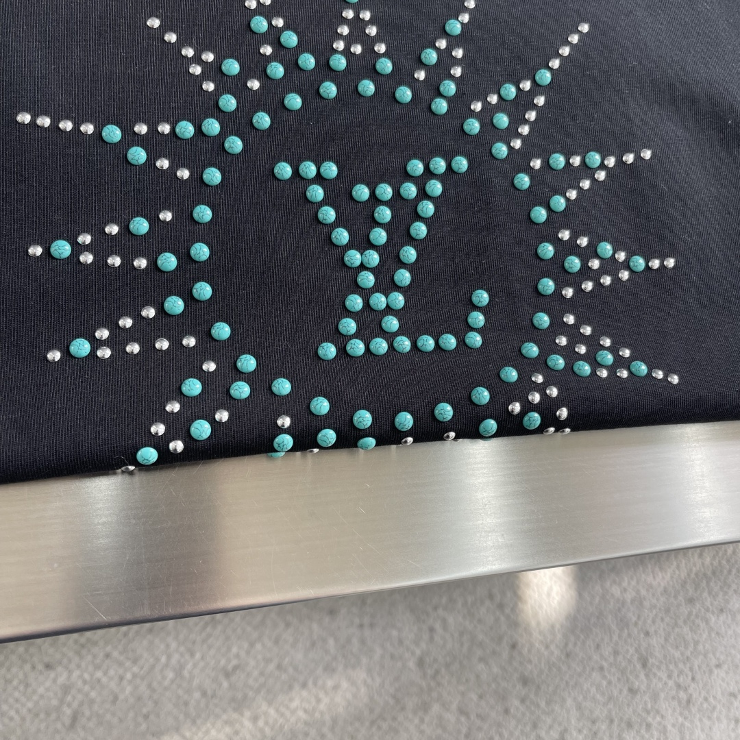 -驴牌 2025fw新款T恤，绿松切片配以莹亮珠片于胸前，后幅三花四叶草图案彰显品牌调性，300克纯棉面