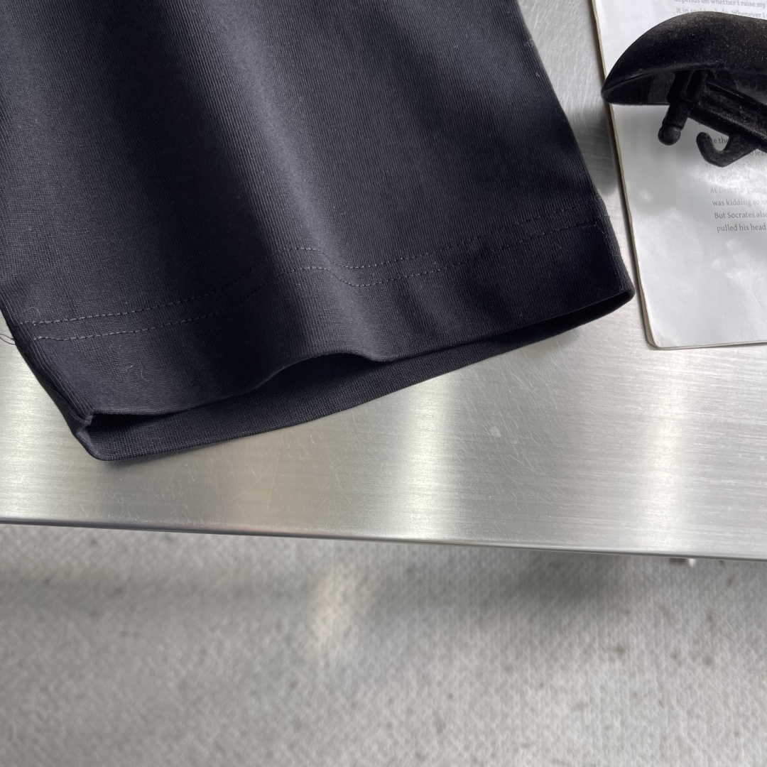 -驴牌 2025fw新款T恤，绿松切片配以莹亮珠片于胸前，后幅三花四叶草图案彰显品牌调性，300克纯棉面