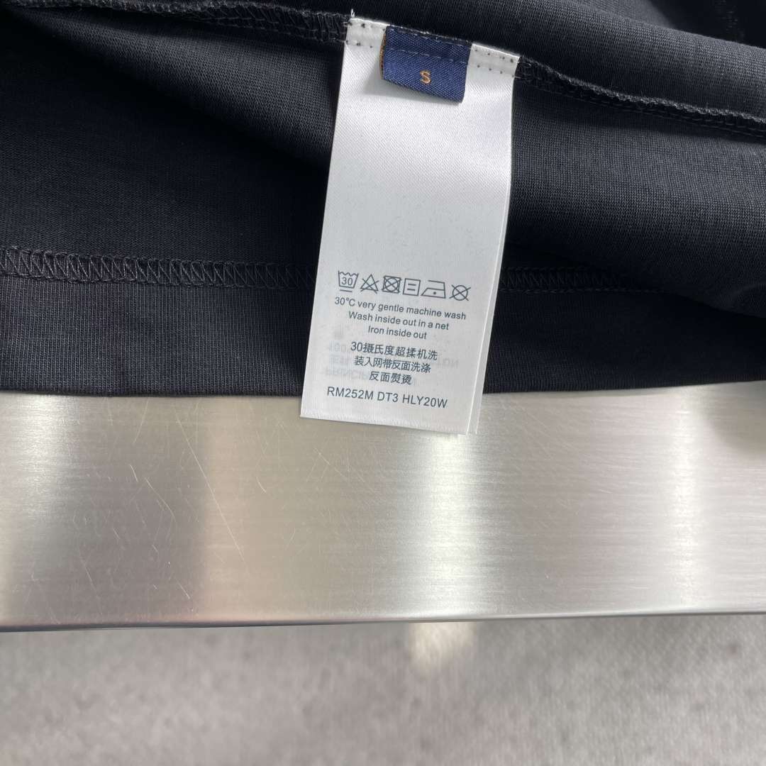 -驴牌 2025fw新款T恤，绿松切片配以莹亮珠片于胸前，后幅三花四叶草图案彰显品牌调性，300克纯棉面