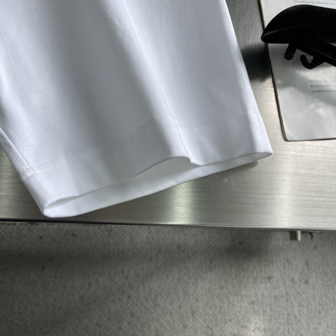 -驴牌 2025fw新款T恤，绿松切片配以莹亮珠片于胸前，后幅三花四叶草图案彰显品牌调性，300克纯棉面