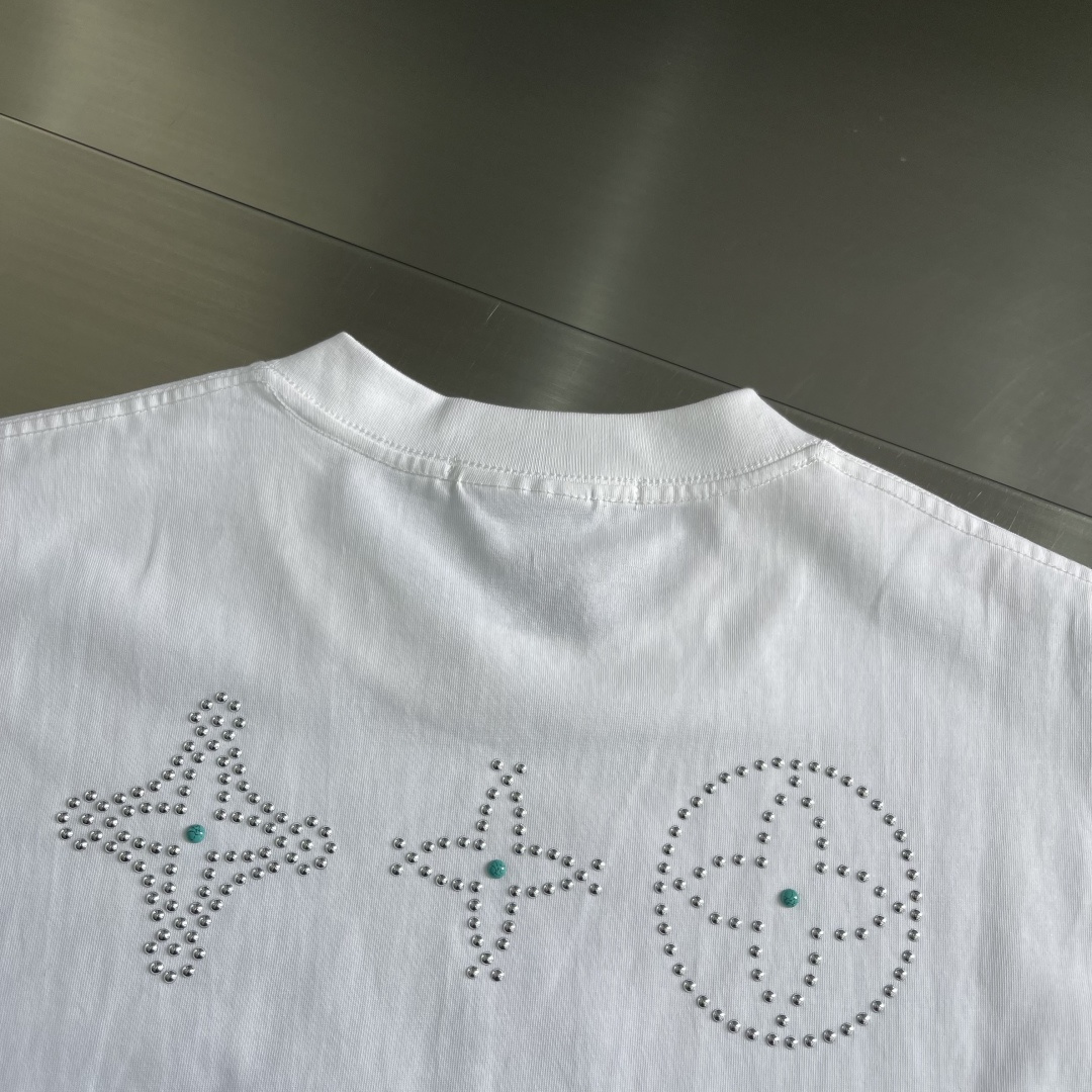 -驴牌 2025fw新款T恤，绿松切片配以莹亮珠片于胸前，后幅三花四叶草图案彰显品牌调性，300克纯棉面