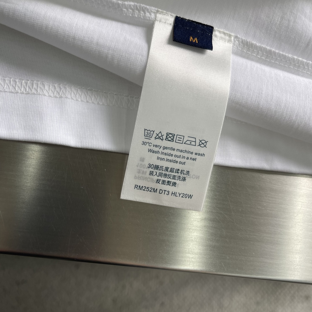 -驴牌 2025fw新款T恤，绿松切片配以莹亮珠片于胸前，后幅三花四叶草图案彰显品牌调性，300克纯棉面