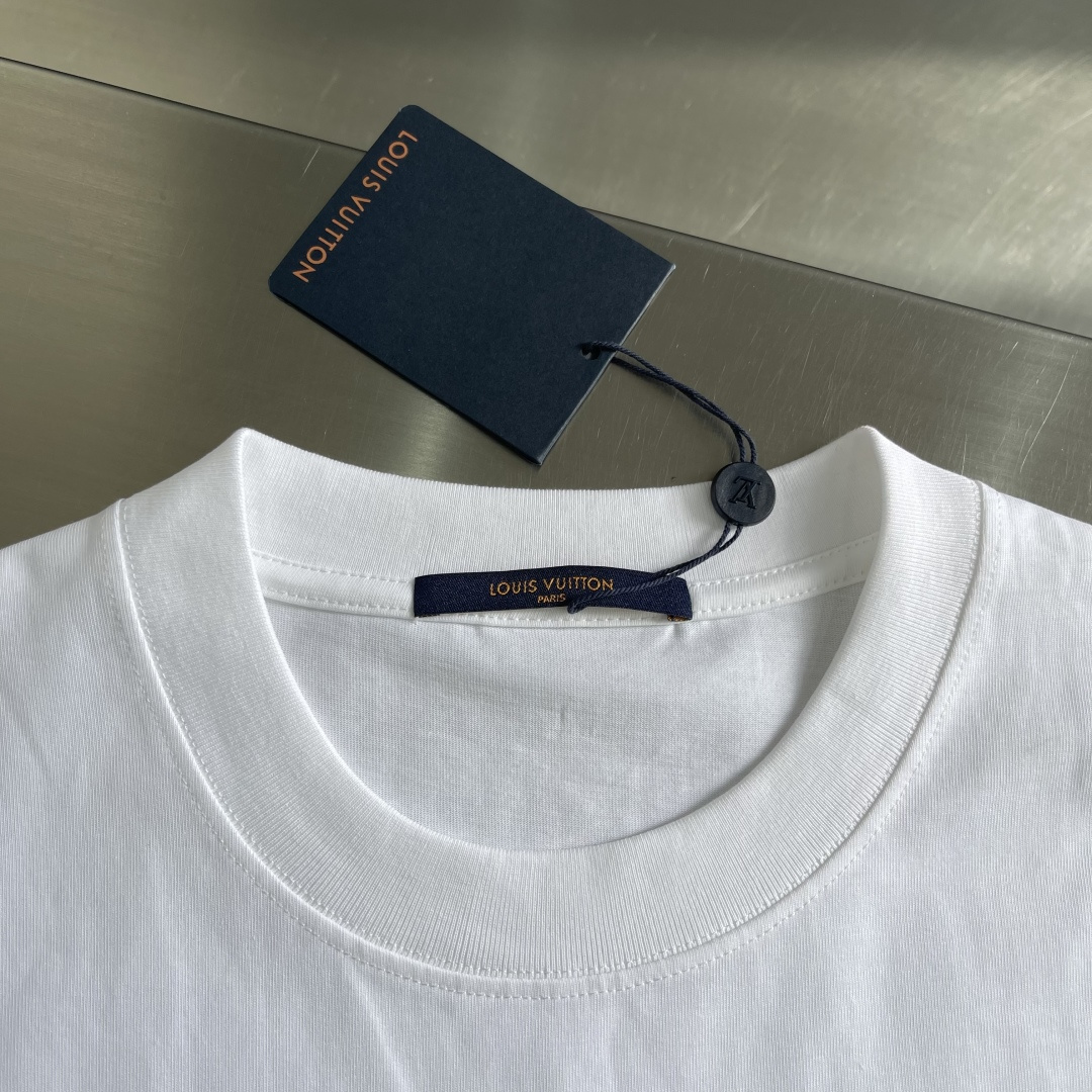 -驴牌 2025fw新款T恤，绿松切片配以莹亮珠片于胸前，后幅三花四叶草图案彰显品牌调性，300克纯棉面