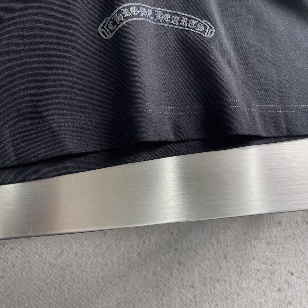 -CH 克罗心 新款T恤，300克重磅纯棉面料，oversized 版型还原美式风格。复合磨砂材料搭配玫