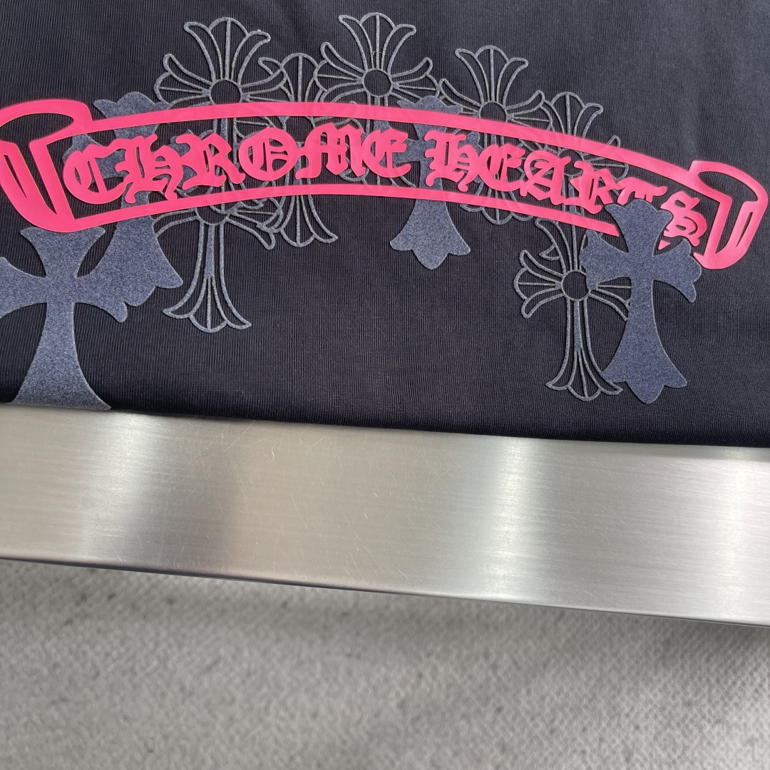 -CH 克罗心 新款T恤，300克重磅纯棉面料，oversized 版型还原美式风格。复合磨砂材料搭配玫