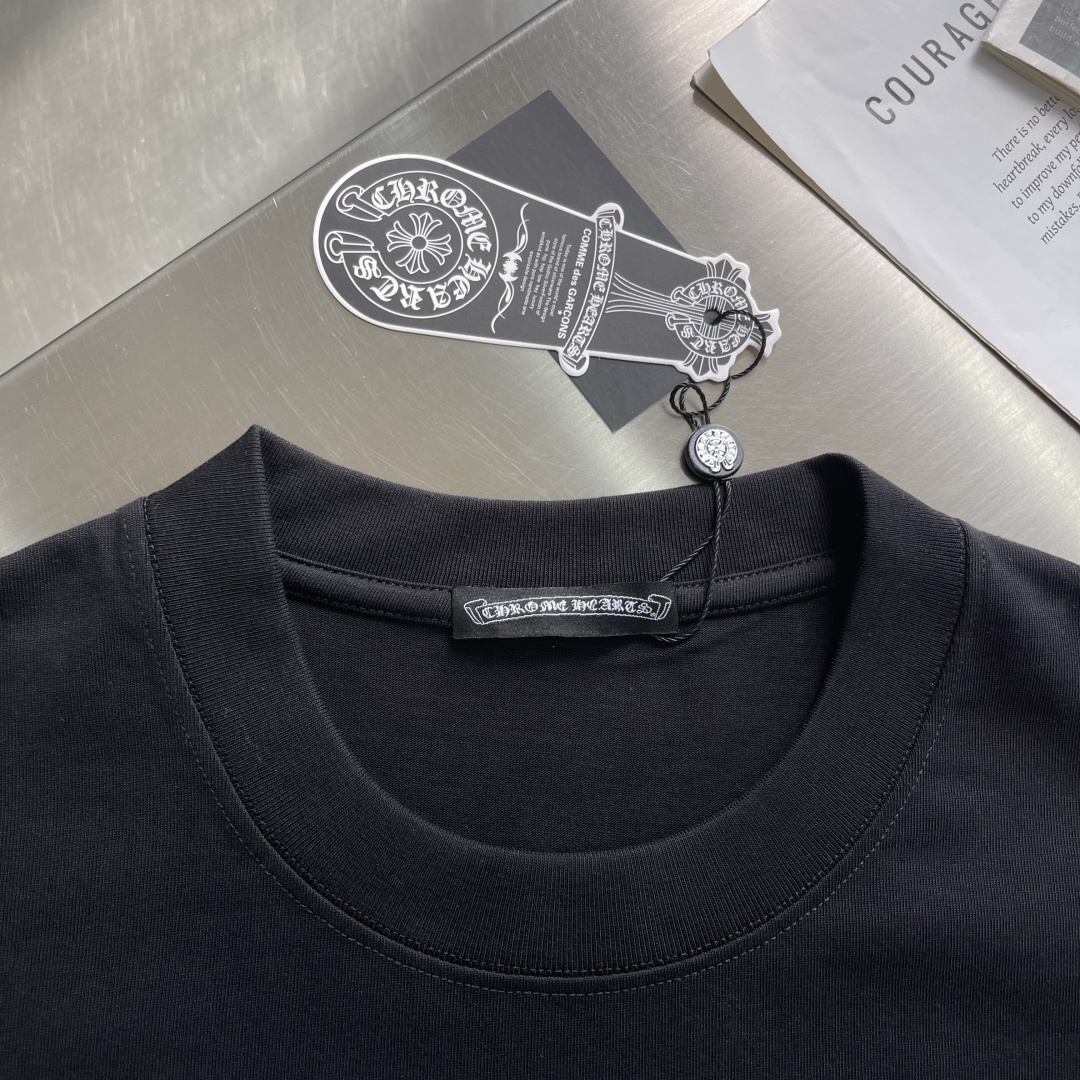 -CH 克罗心 新款T恤，300克重磅纯棉面料，oversized 版型还原美式风格。复合磨砂材料搭配玫