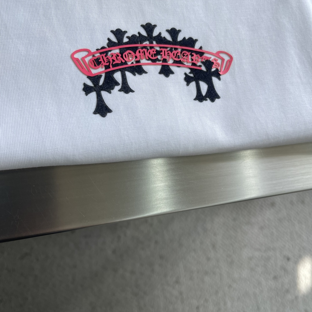 -CH 克罗心 新款T恤，300克重磅纯棉面料，oversized 版型还原美式风格。复合磨砂材料搭配玫