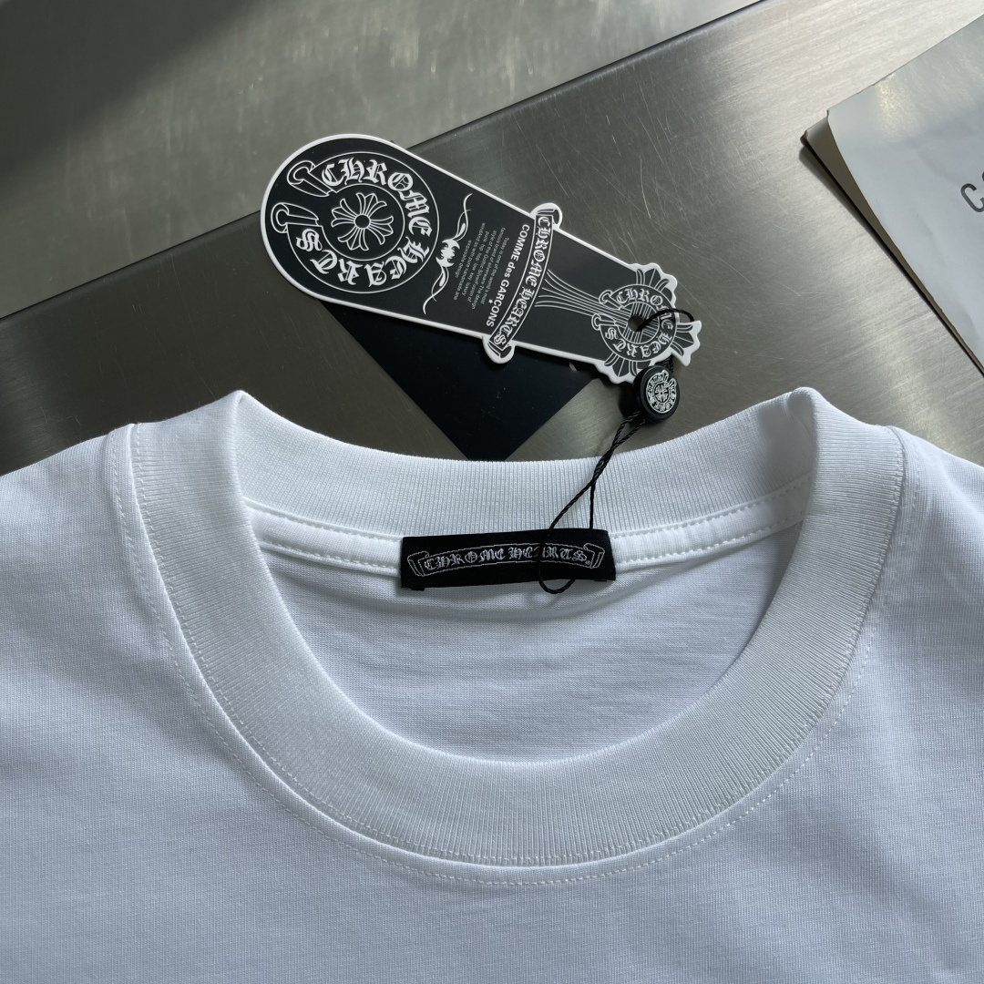 -CH 克罗心 新款T恤，300克重磅纯棉面料，oversized 版型还原美式风格。复合磨砂材料搭配玫