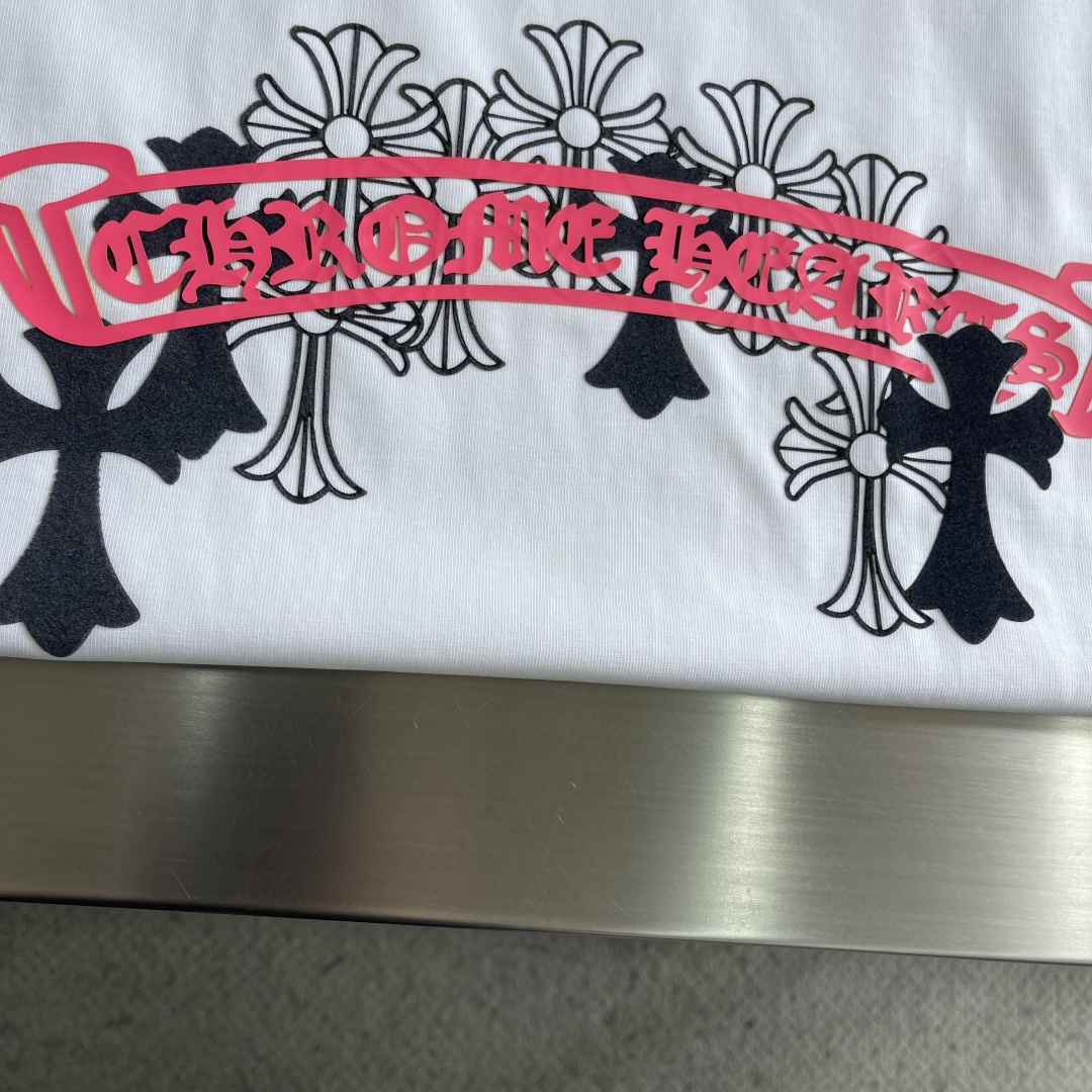 -CH 克罗心 新款T恤，300克重磅纯棉面料，oversized 版型还原美式风格。复合磨砂材料搭配玫