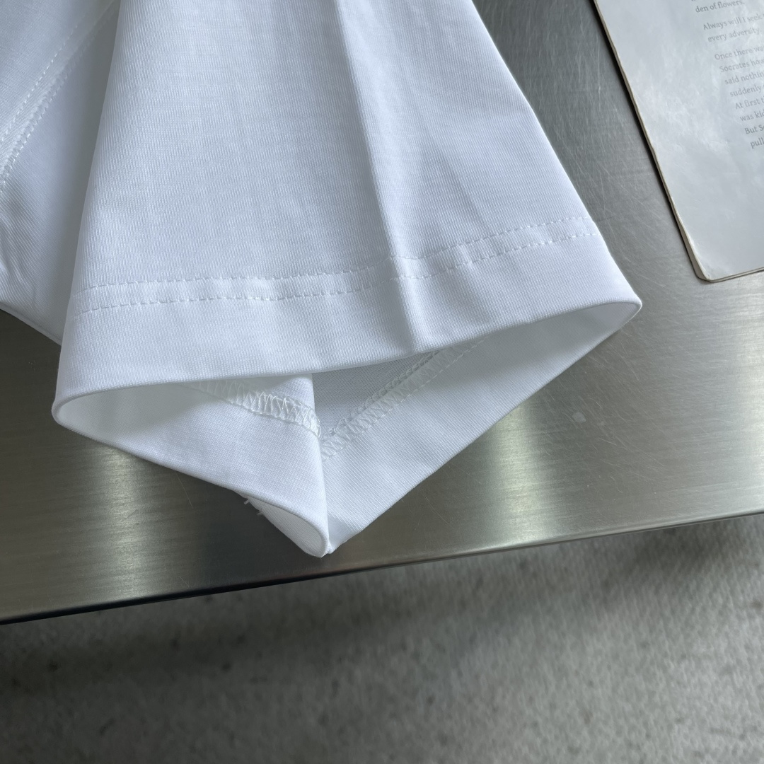 -CH 克罗心 新款T恤，300克重磅纯棉面料，oversized 版型还原美式风格。复合磨砂材料搭配玫