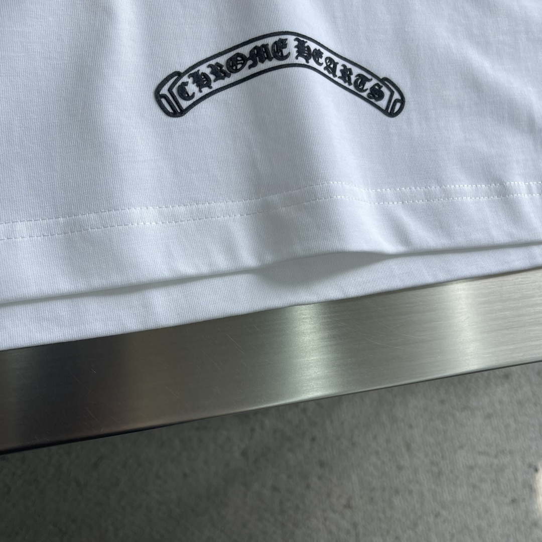 -CH 克罗心 新款T恤，300克重磅纯棉面料，oversized 版型还原美式风格。复合磨砂材料搭配玫