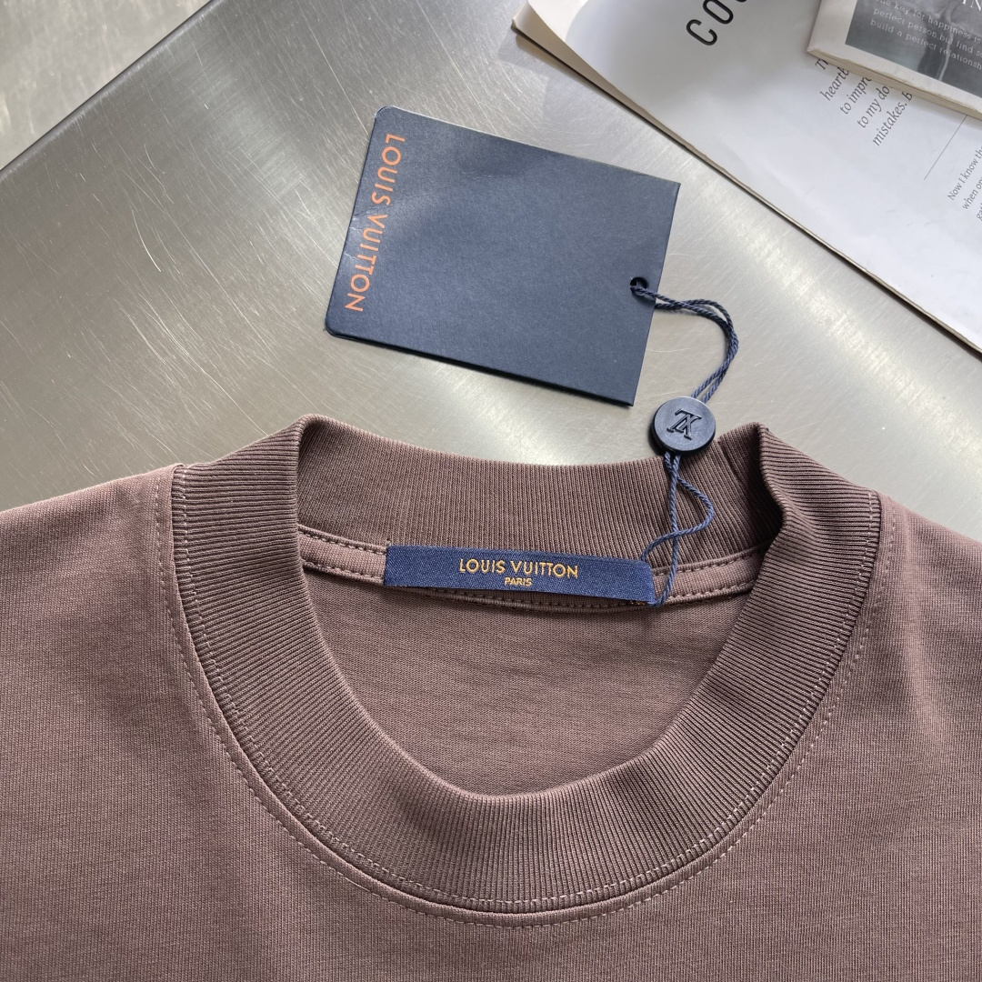 -驴牌 当季新款T恤，本款T恤取材柔软棉布，以2025秋冬秀场的风尚元素点亮日常造型，正面1V Flow