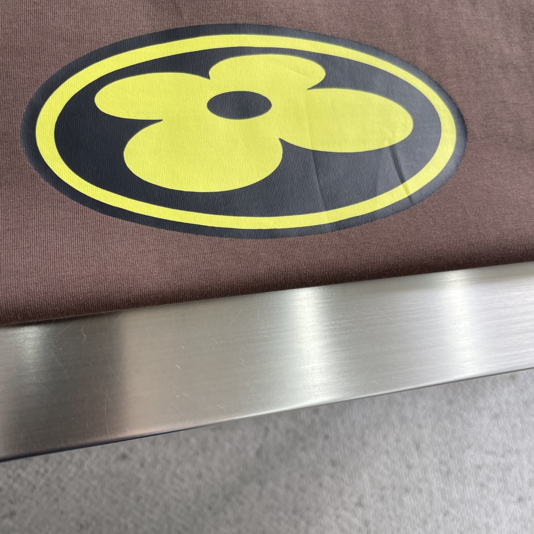 -驴牌 当季新款T恤，本款T恤取材柔软棉布，以2025秋冬秀场的风尚元素点亮日常造型，正面1V Flow