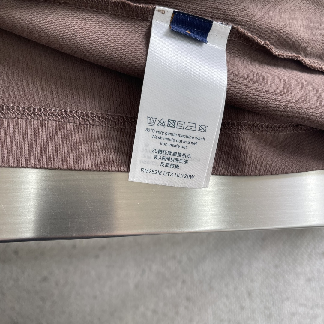 -驴牌 当季新款T恤，本款T恤取材柔软棉布，以2025秋冬秀场的风尚元素点亮日常造型，正面1V Flow