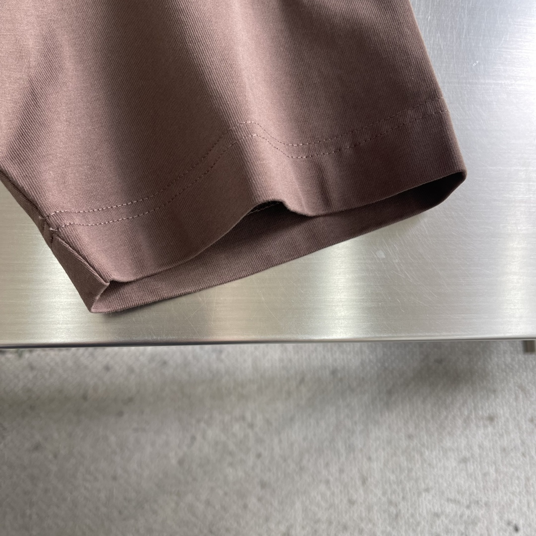 -驴牌 当季新款T恤，本款T恤取材柔软棉布，以2025秋冬秀场的风尚元素点亮日常造型，正面1V Flow