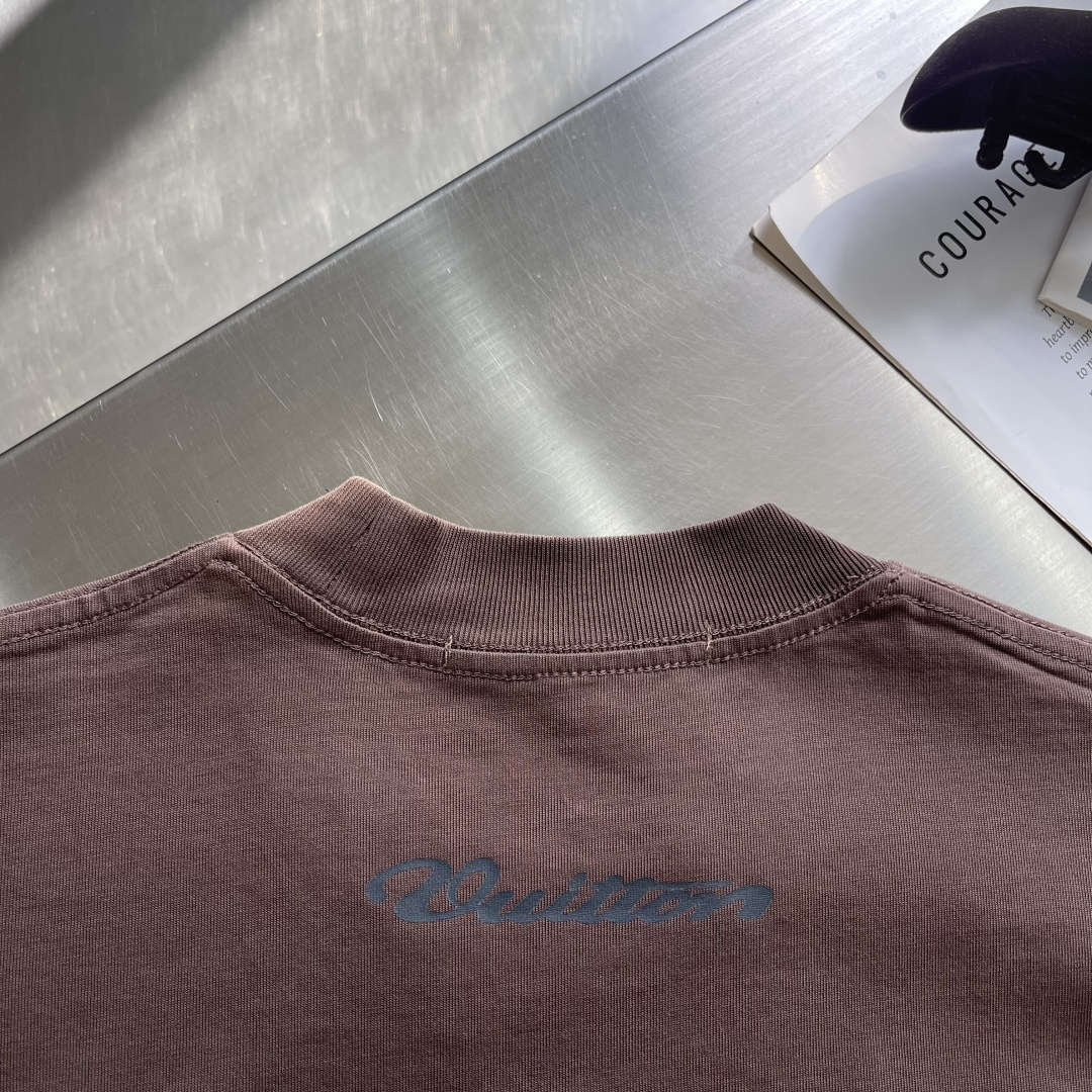 -驴牌 当季新款T恤，本款T恤取材柔软棉布，以2025秋冬秀场的风尚元素点亮日常造型，正面1V Flow