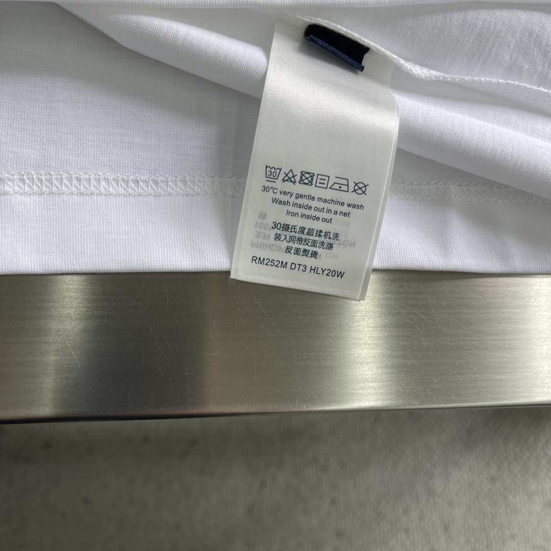 -驴牌 当季新款T恤，本款T恤取材柔软棉布，以2025秋冬秀场的风尚元素点亮日常造型，正面1V Flow