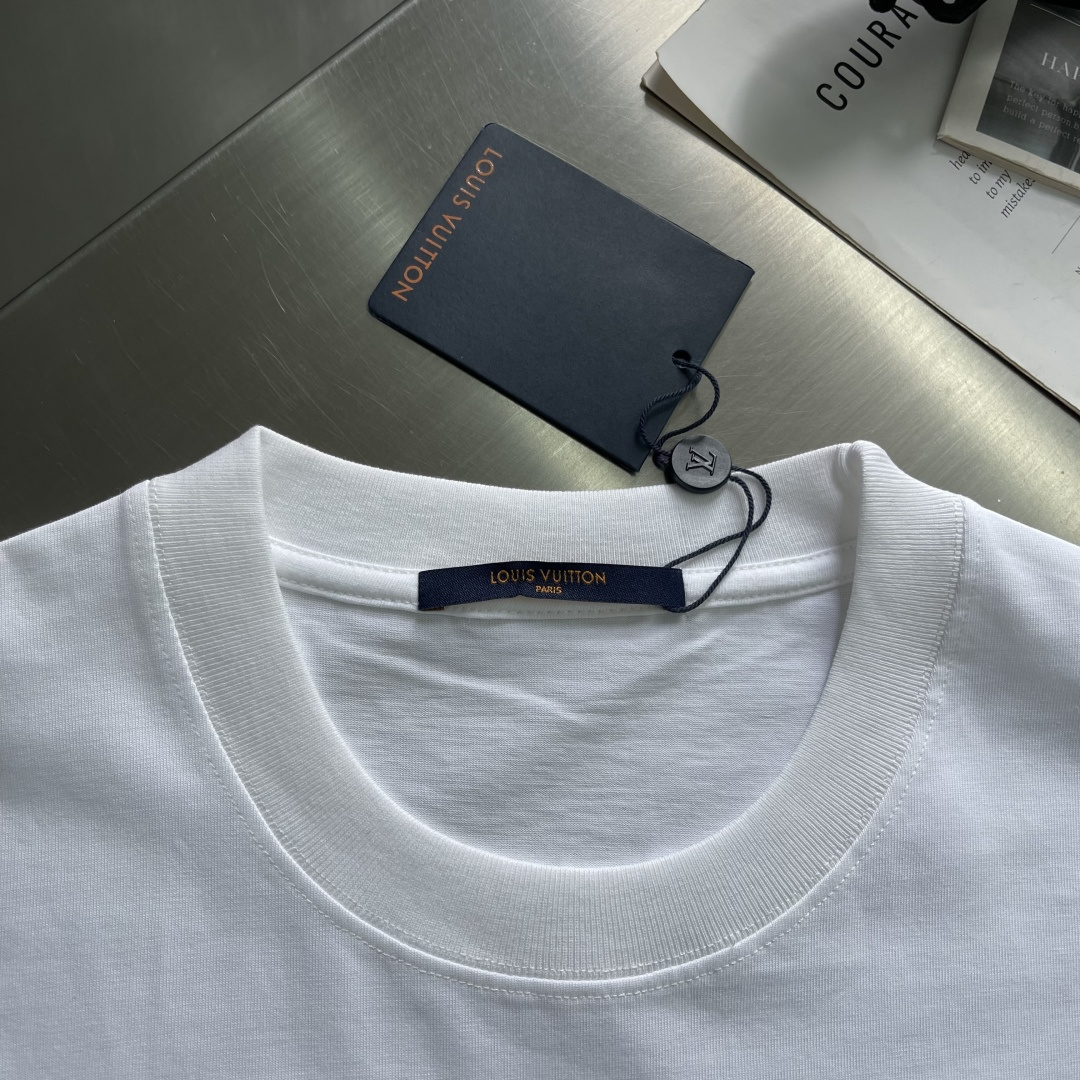 -驴牌 当季新款T恤，本款T恤取材柔软棉布，以2025秋冬秀场的风尚元素点亮日常造型，正面1V Flow