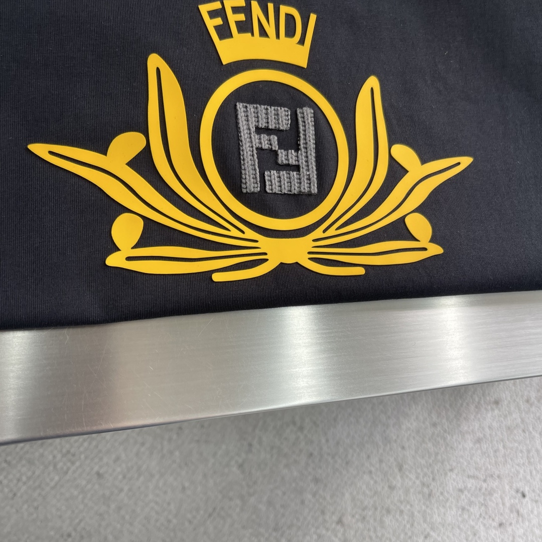 -FEND 早冬新款T恤，300克高支高密纯棉面料，中间饰以刺绣图案，经典FF标志，车工走线彰显高品细节