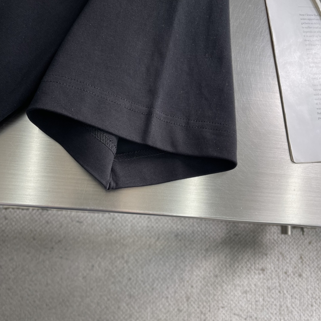 -FEND 早冬新款T恤，300克高支高密纯棉面料，中间饰以刺绣图案，经典FF标志，车工走线彰显高品细节