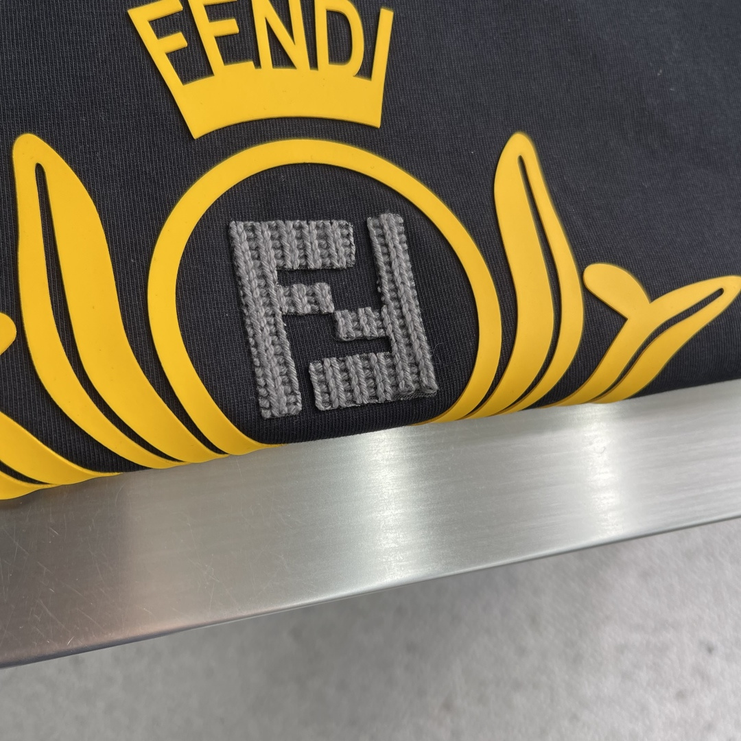 -FEND 早冬新款T恤，300克高支高密纯棉面料，中间饰以刺绣图案，经典FF标志，车工走线彰显高品细节